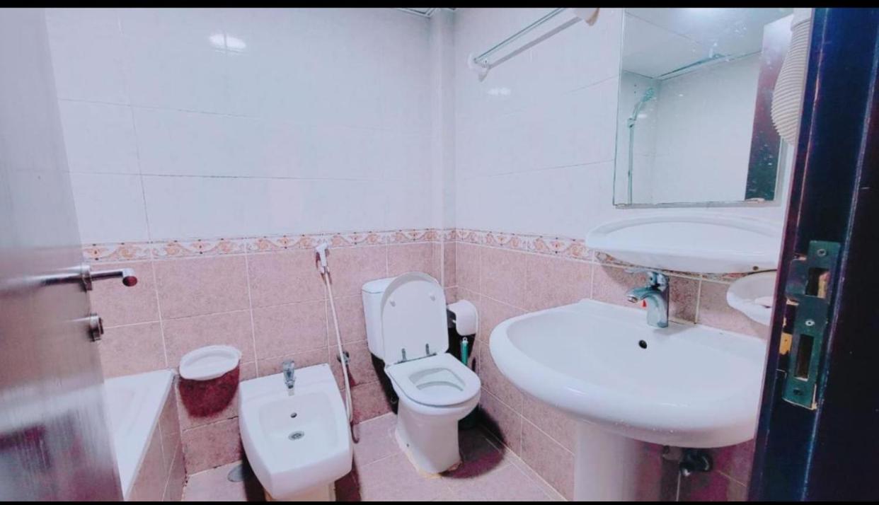 Dxb Hostel Near Adcb Metro Station Dubai Bagian luar foto